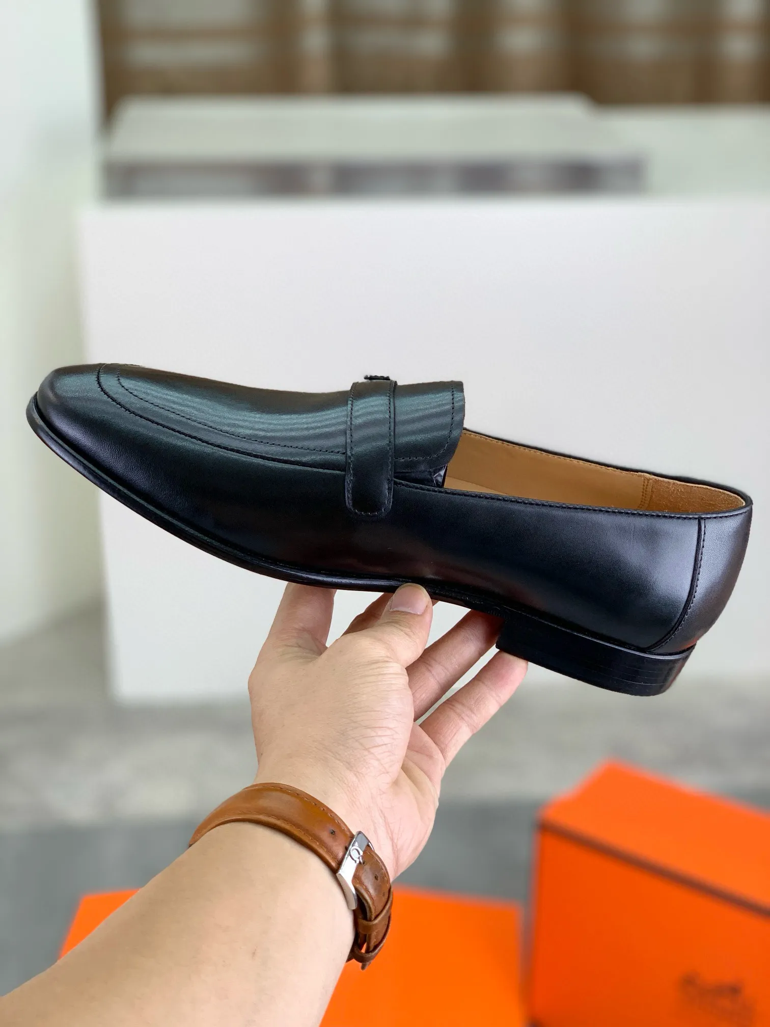 Factory price P960 💰Top version 💎💎💎 Original leather outsole Brand: Hermès (Hermès) Standard code: Men's size 39-44 (38, 45 can be customized) Grade: Same as the official website Original quality materials: Original soft calfskin Water-dyed cowhide lining Original Italian leather outsole Style categories: Men's fashion Formal casual leather shoes Slip-on men's shoes series Young fashion European and American trends, British style, colors: multiple options, counter packaging